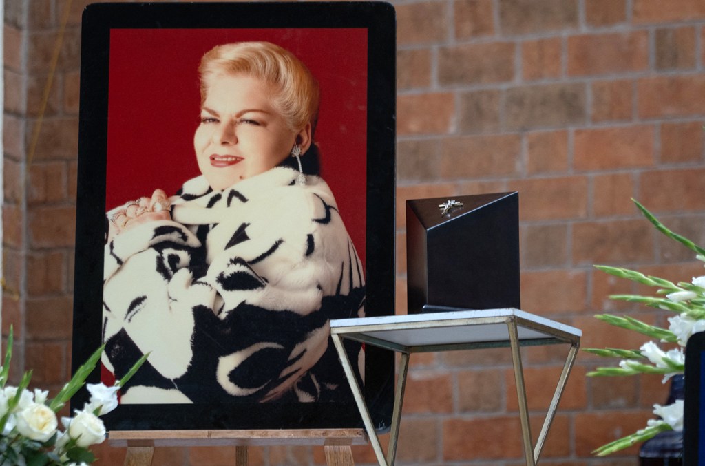 Paquita La del Barrio honoré de l'hommage mariachi à Mexico Adieu