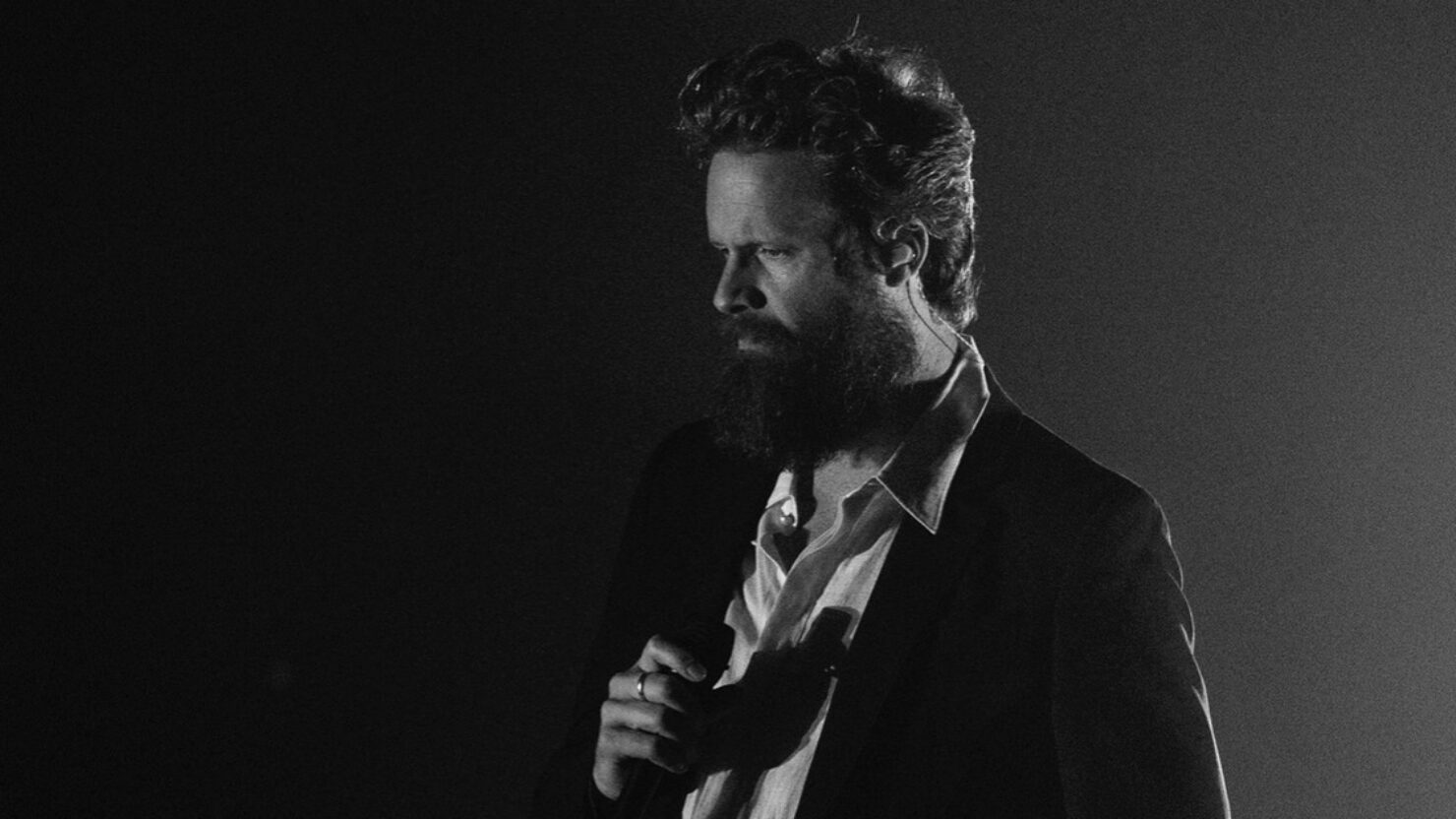 Père John Misty prévoit une tournée d'été 2025 avec Lucinda Williams et Hamilton Leithauser