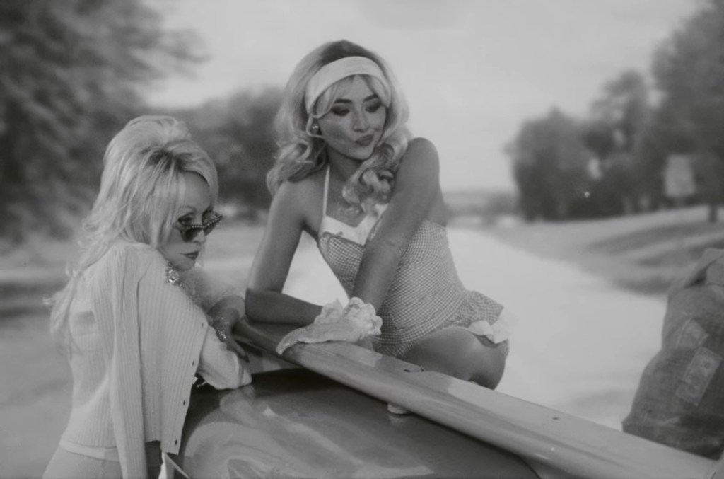 Regardez Sabrina Carpenter Fangirl sur Dolly Parton dans les coulisses de «s'il vous plaît s'il vous plaît s'il vous plaît»
