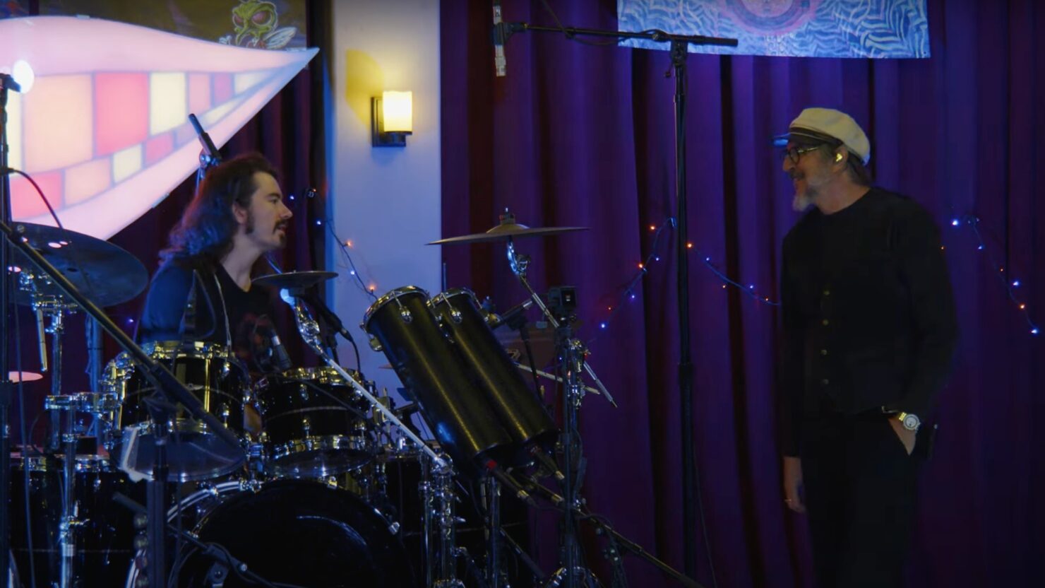 Regardez l'expérience de l'audition Primus du batteur de liés