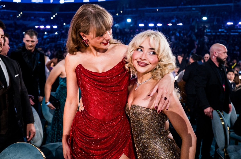 Sabrina Carpenter publie des photos de grammys après-fête avec Taylor Swift, Chappell Roan et plus