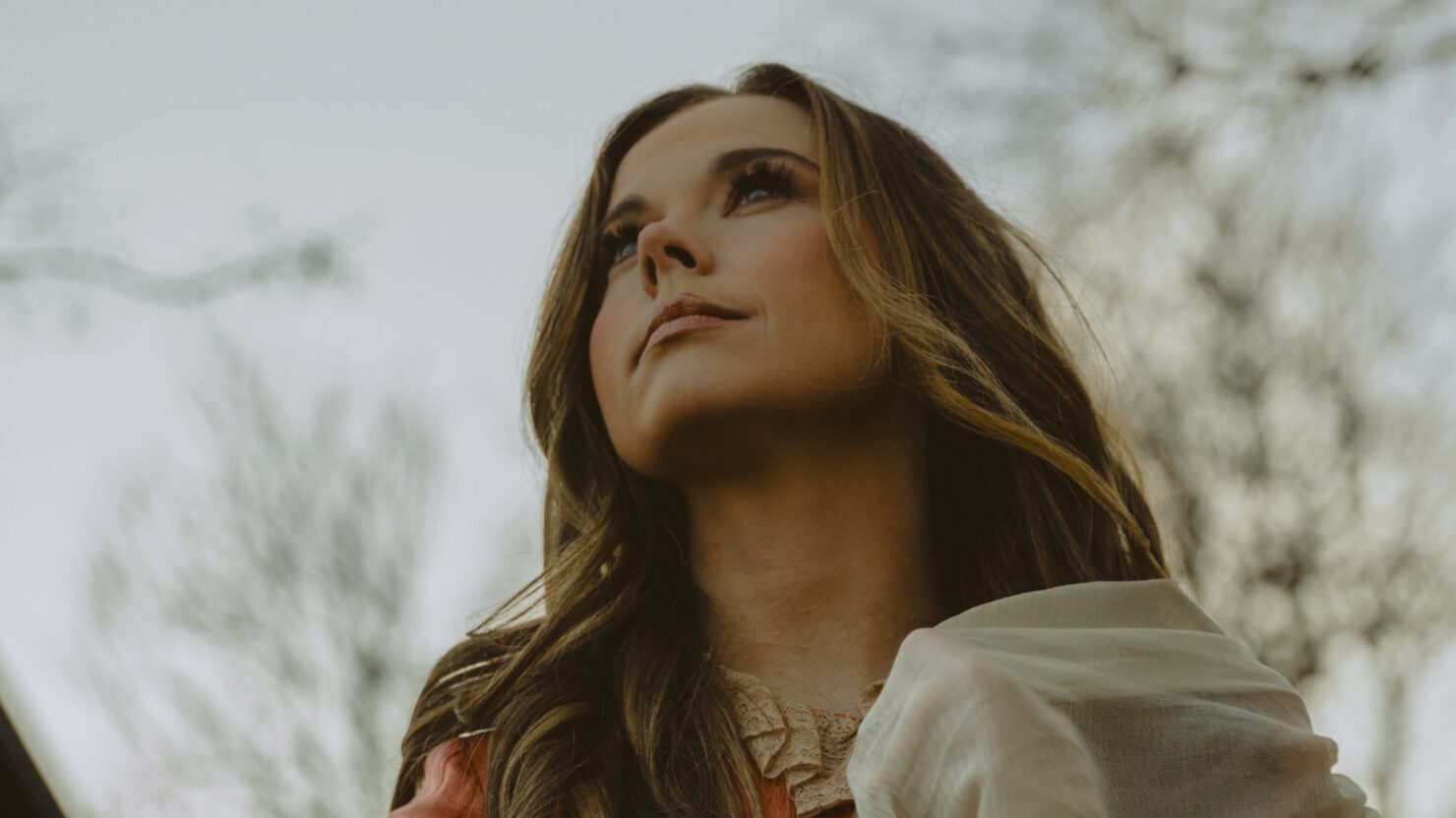 Sierra Hull honore la résilience de la grand-mère avec le nouveau single «Spitfire»
