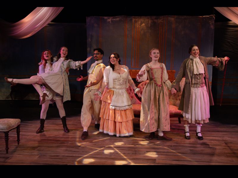 `` Un jeu d'amour et de chance '' se délecte de la folie à l'Université américaine