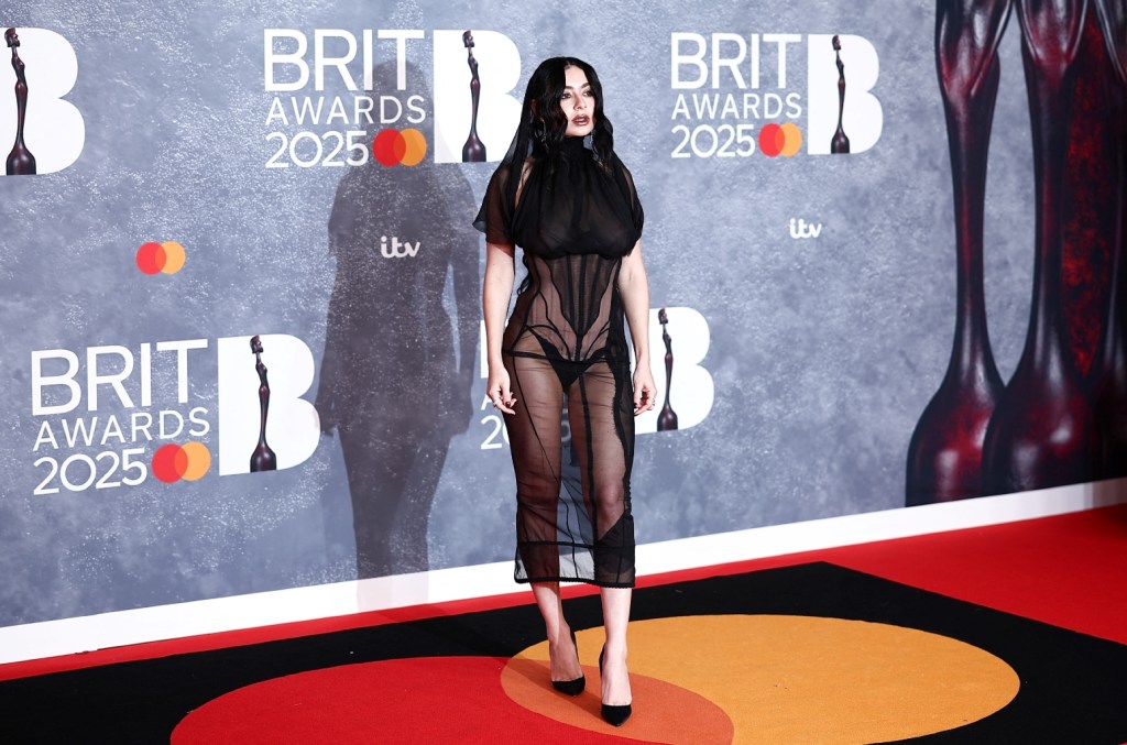 Charli xcx blagues `` Nous sommes à l'ère du mamelon gratuit le mamelon 'en superbe robe au 2025 Brit Awards