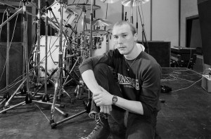 Rick Buckler de The Jam pose avec son kit de batterie à Odyssey Studios à Londres en juillet 1982.