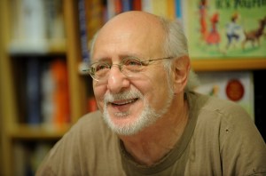 Peter Yarrow assiste à une signature de livre pour son nouveau livre "Il pleut, il coule" à McNally Jackson le 1er août 2012 à New York.
