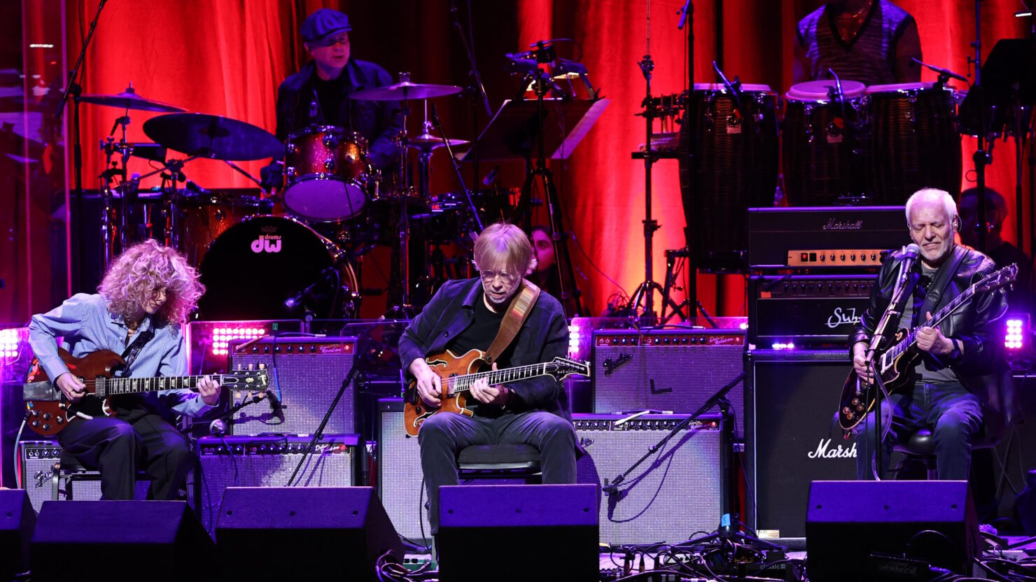 Regardez Peter Frampton prendre vie avec Trey Anastasio & Grace Bowers sur les Beatles Classic à Love Rocks NYC