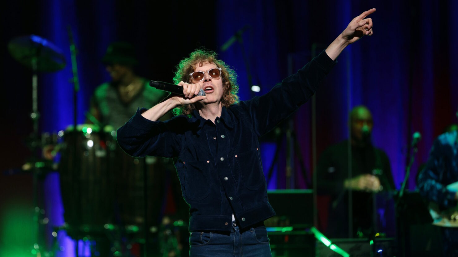 Beck canalise le prince avec une couverture électrisante «1999» à Love Rocks NYC
