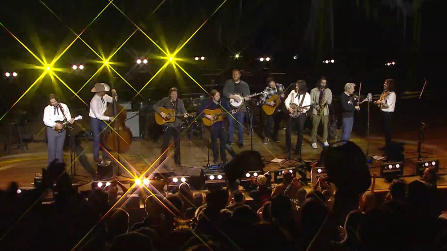 Billy Strings enveloppe la course Nashville remplie d'invités avec la finale de «Mother Church» Ryman