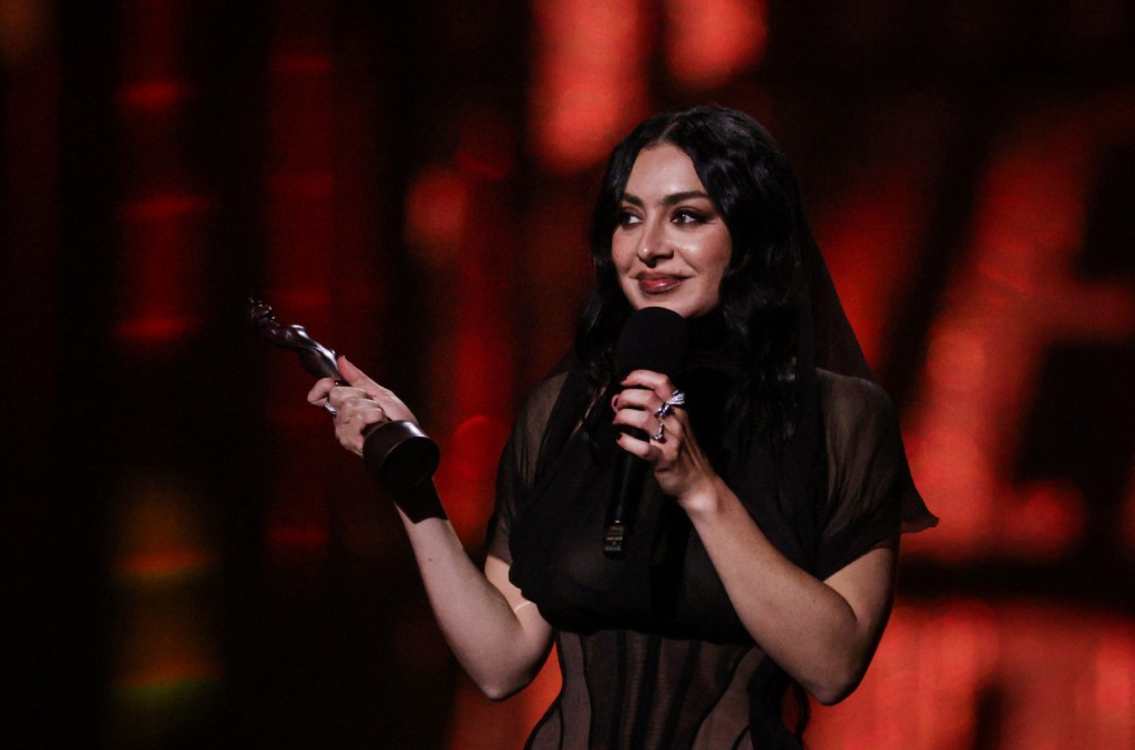 Charli XCX gagne en gros aux Brit Awards 2025: Liste des gagnants complets