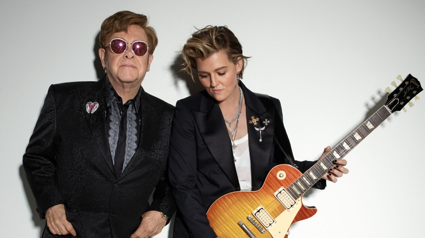 Elton John & Brandi Carlile `` Swing for the Fences '' avec un nouveau single euphorique
