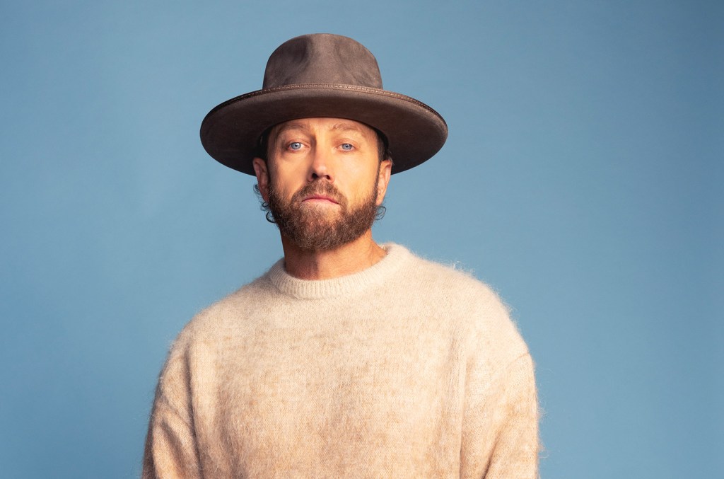 `` Heaven '' fait sept albums n ° 1 pour Tobymac sur le haut des albums chrétiens