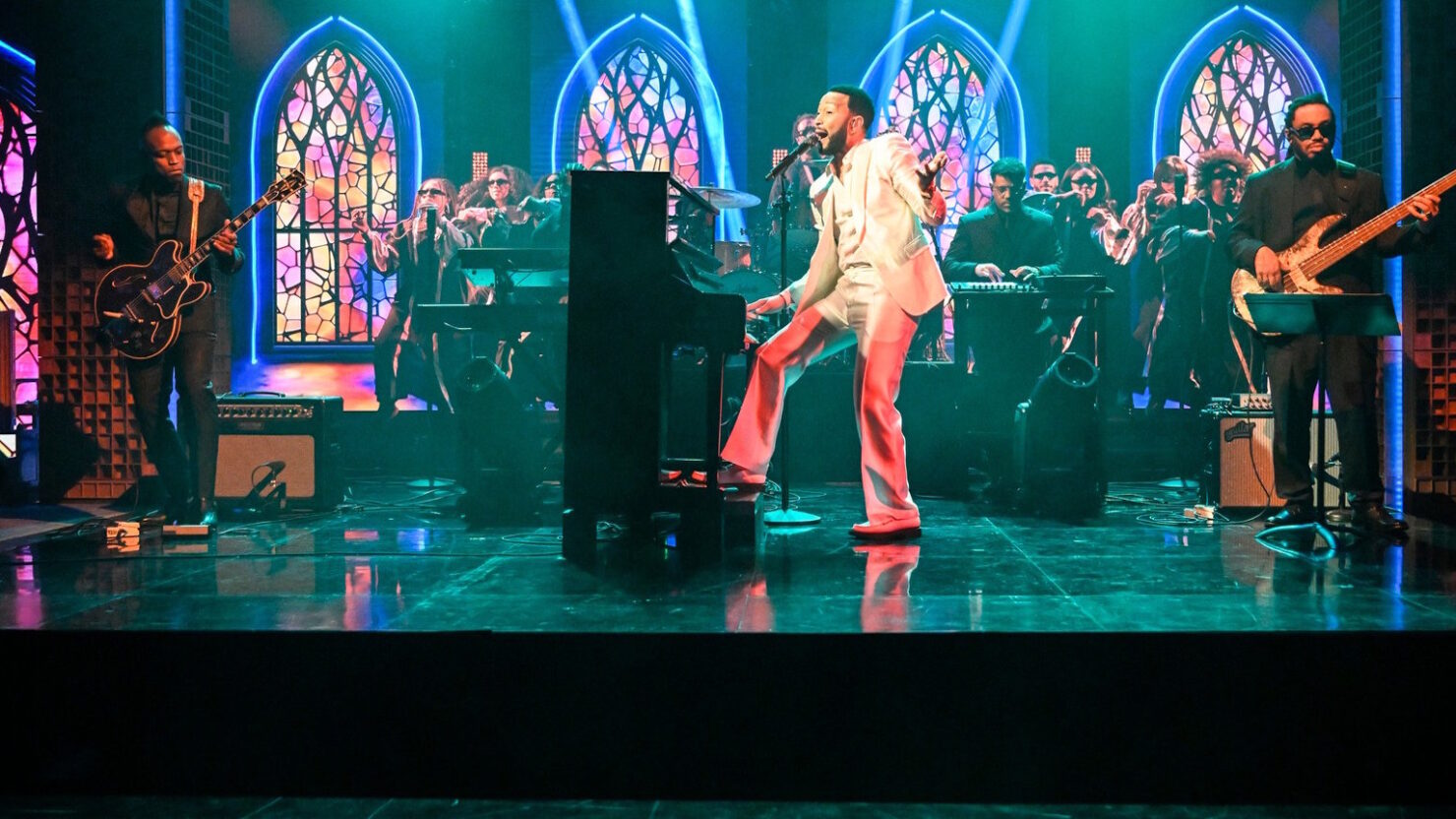 John Legend obtient un ascenseur des racines et de la chorale pour `` Utilisé à t'aimer 'sur «Fallon»