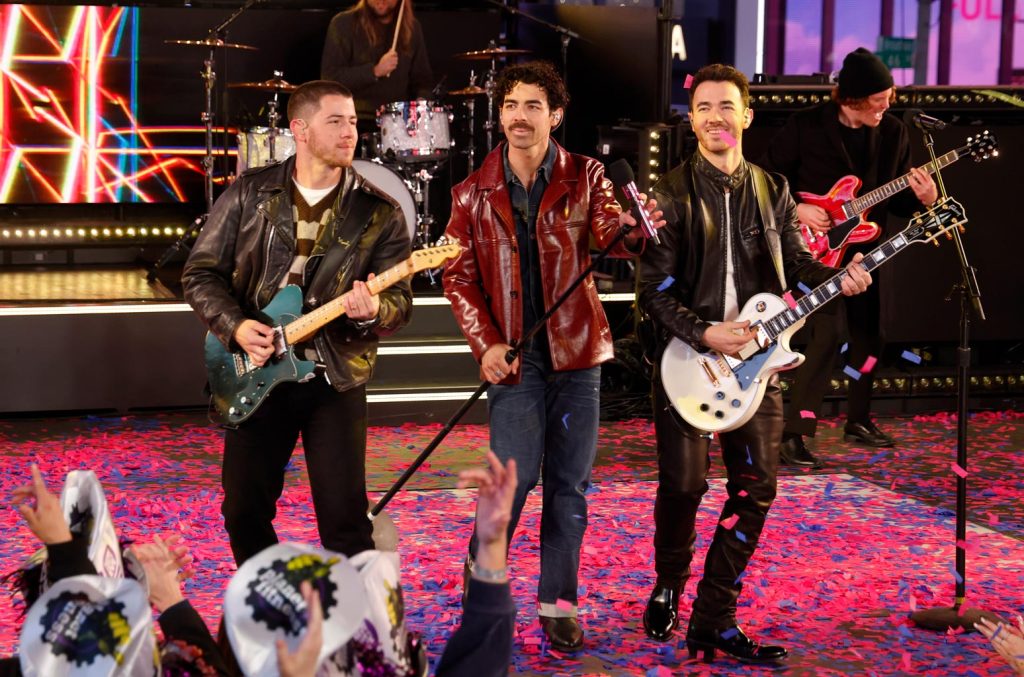 Jonas Brothers Drop `` Love Me to Heaven ': Stream It maintenant