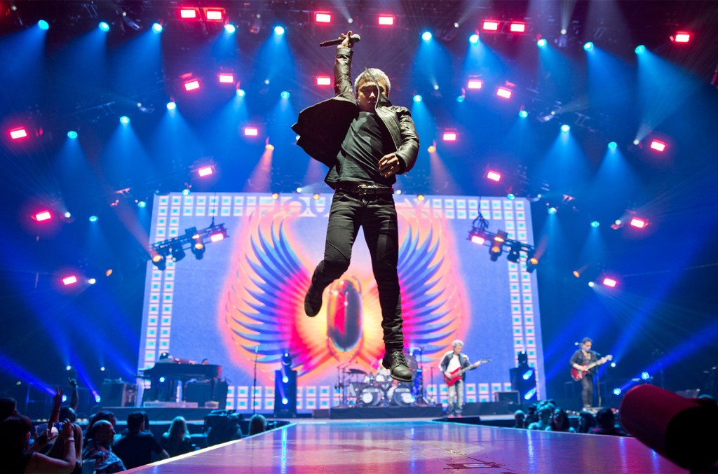 Journey interrompt soudainement le concert de Houston après le feu électrique