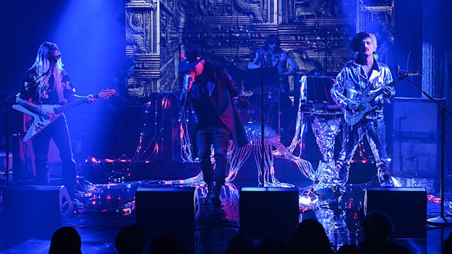 Julian Casablancas + The Voidz Aperçu EP à venir avec des performances vibrantes de «Blue Demon» sur «Colbert»