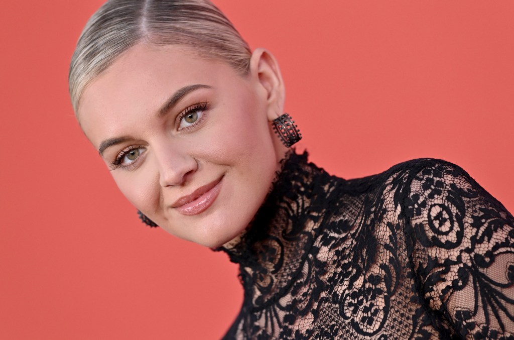 Kelsea Ballerini utilise son vol après Bee Gees Duet sur «la voix»