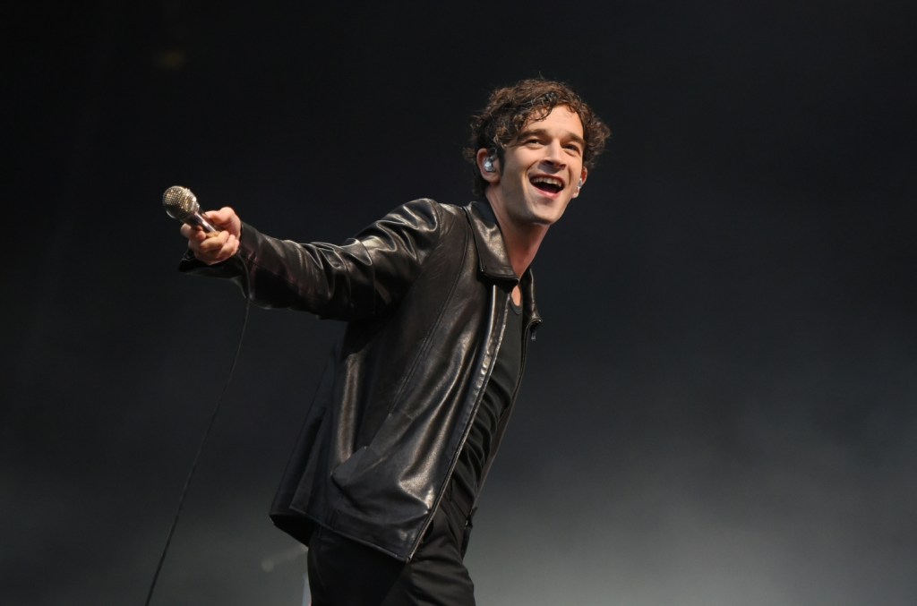 Le 1975 dépose tranquillement «Still… dans leur meilleur album live sur Streaming Services & Vinyl après l'annonce de Glastonbury