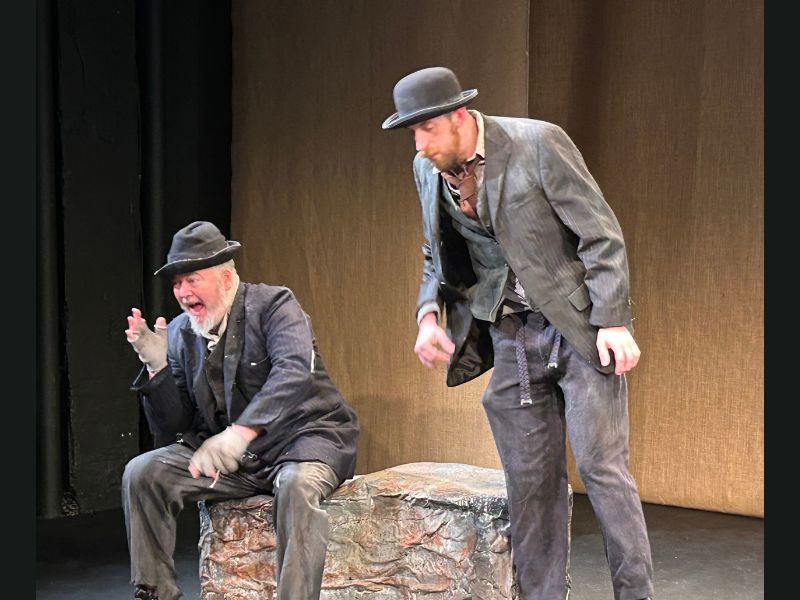 Le théâtre de scéna trouve la merveille absurde dans «Waiting for Godot» de Beckett
