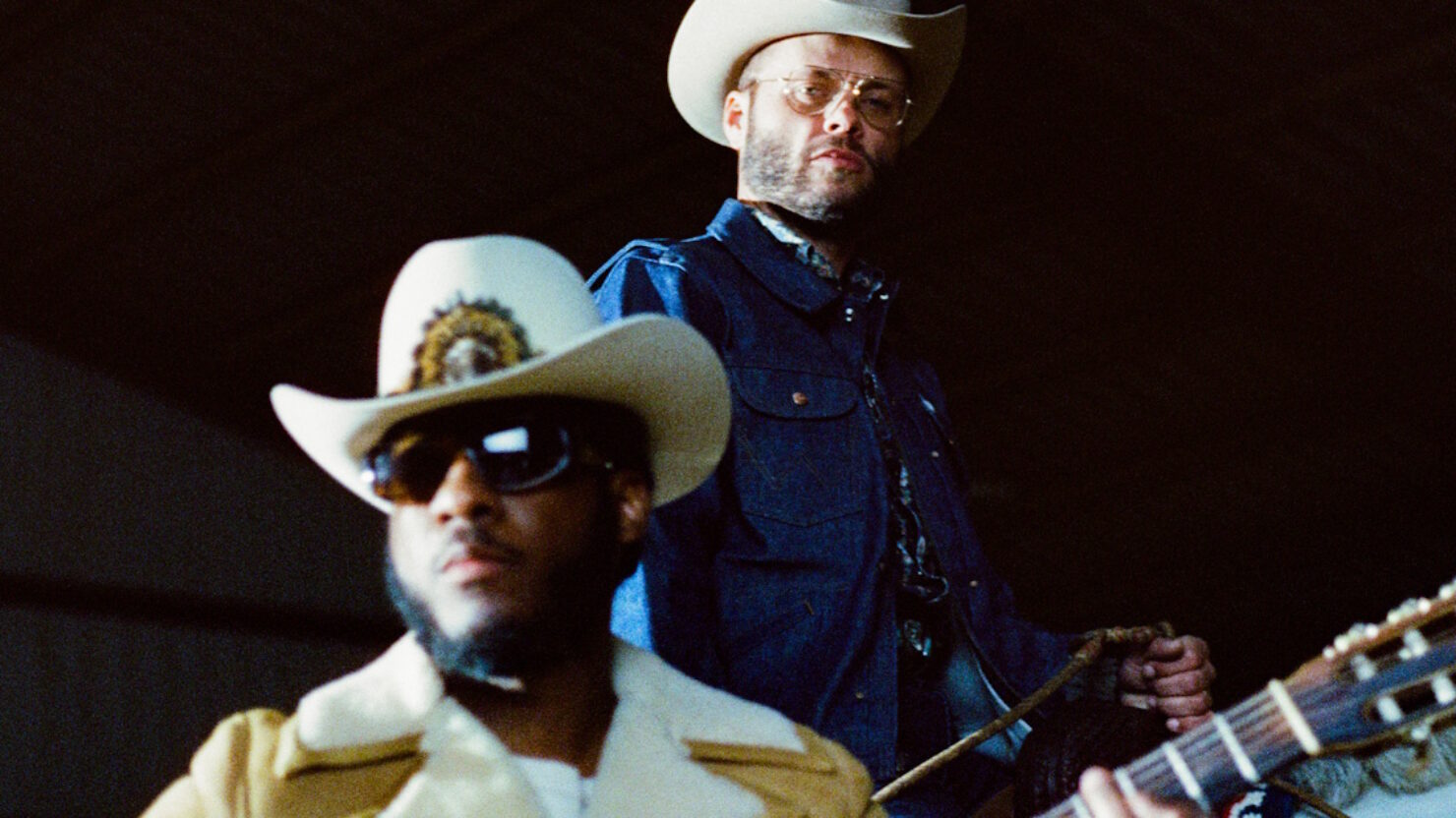 Leon Bridges et Charley Crockett confirment le crooner et le Cowboy Tour 2025
