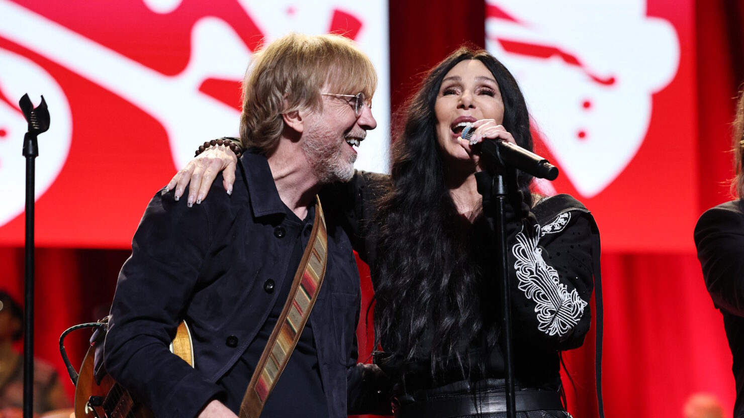 Les nouveaux meilleurs amis Cher & Trey Anastasio aident à apporter un concert de bienfaits Love Rocks NYC à `` terrain supérieur ''