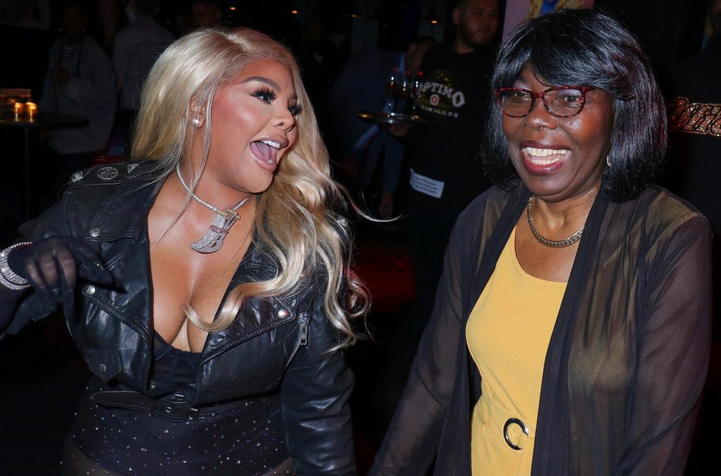 Lil 'Kim rend un hommage sincère à sa «deuxième maman», la mère notoire Voletta Wallace