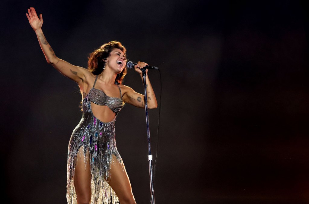 Miley Cyrus entoure deux autres coups sûrs de platine avec `` fleurs '' et `` était jeune ''