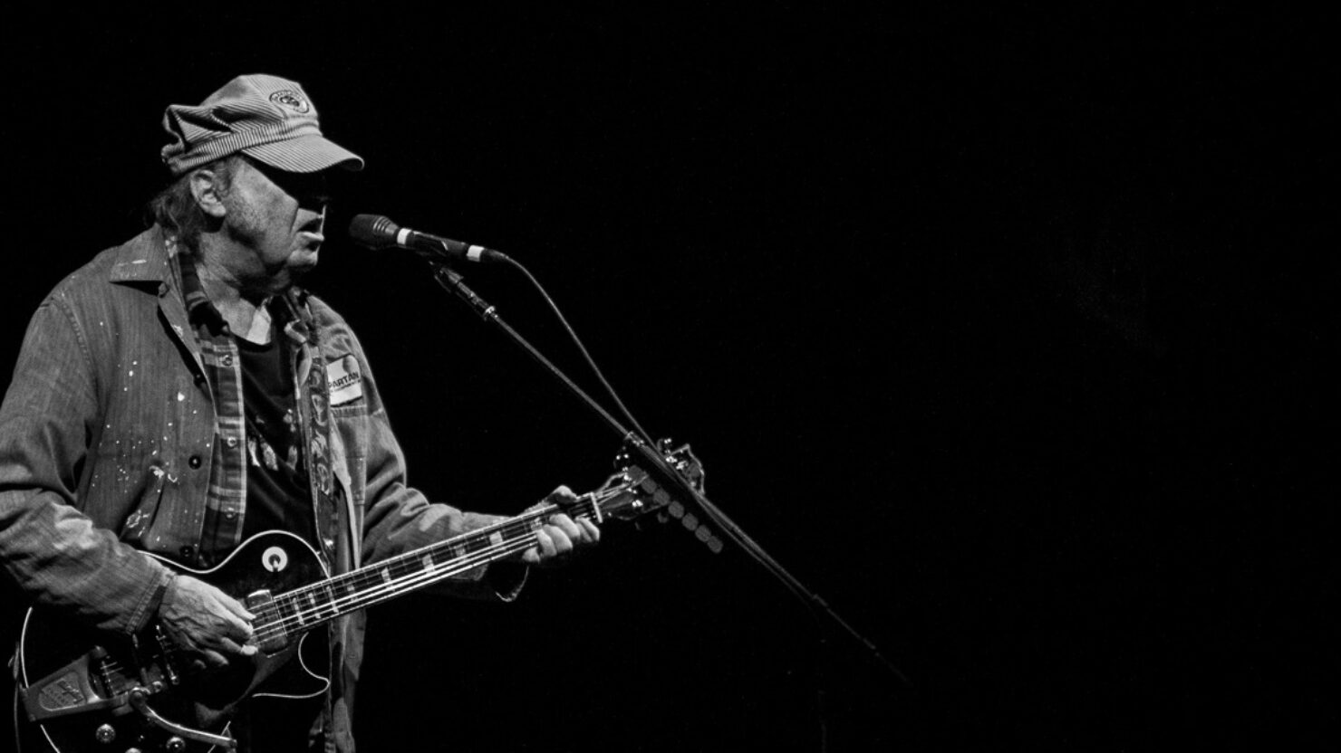 Neil Young abandonne les plans de concert de l'Ukraine au milieu des inquiétudes de la sécurité