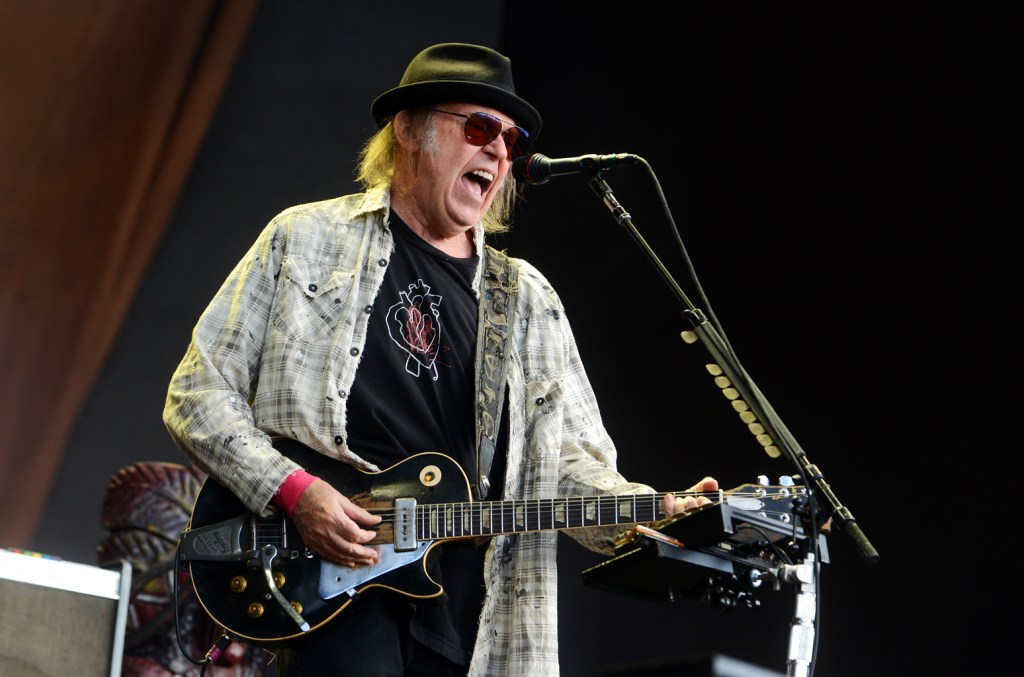 Neil Young revient en arrière l'option de billets «Platinum» après l'inspiration de Robert Smith