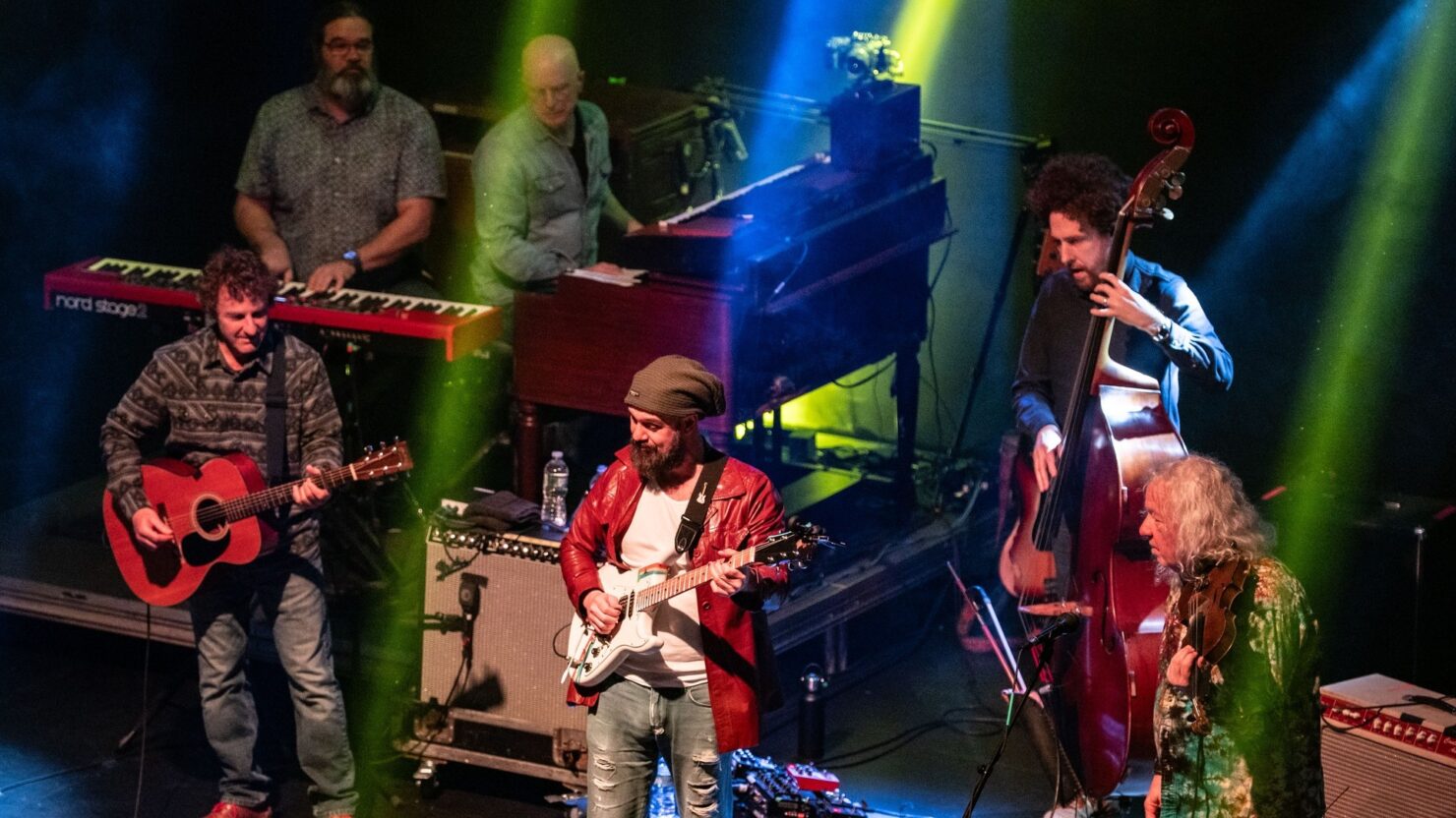 Railroad Earth accueille les invités et les couvertures 'Box of Rain' au Capitol Theatre