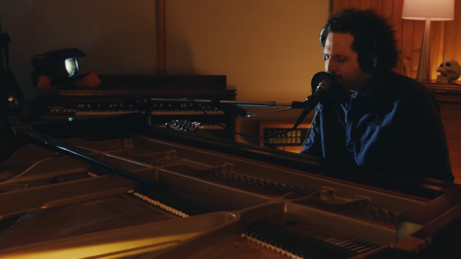 Regardez Andy Frasco et l'ONU Do 'Crazy Things' vivent dans le studio
