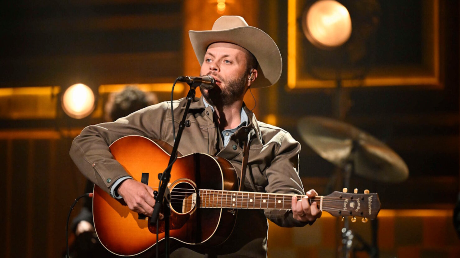 Regardez Charley Crockett gagner «Easy Money» sur «The Tonight Show»