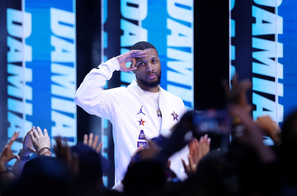 Regardez Damian Lillard se faire traîner par Giannis Antetokounmpo Rapping Glorilla Lyrics lors de sa conférence de presse