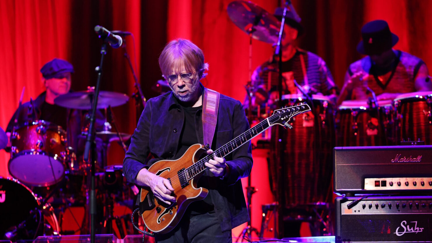 Regardez Trey Anastasio Lead 19 pièces Love Rocks NYC House Band & Bill Murray sur `` Everything's Right ''