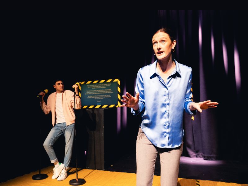 Satire plein d'esprit 'C'est un plaisir mère ** cking' à Woolly Pokes Fun in Ableism