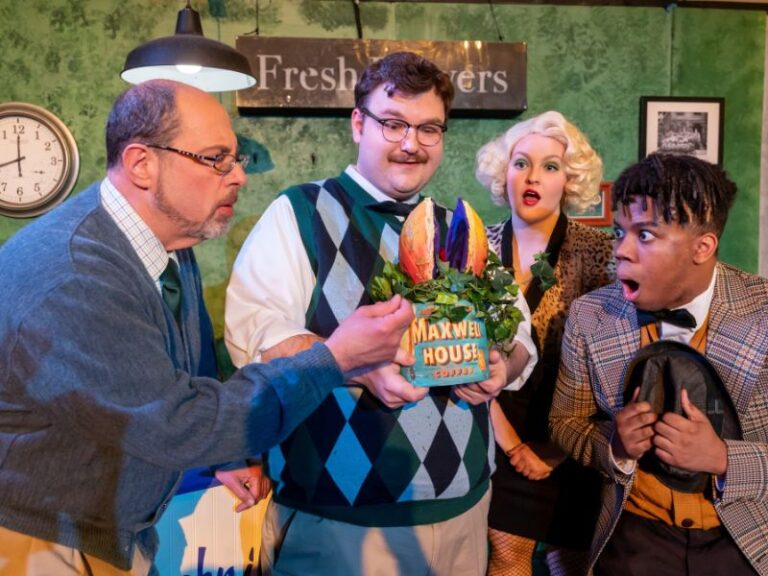 Sci-Fi Spoof «  Little Shop of Horrors '' est hilarant au Compass Rose Theatre
