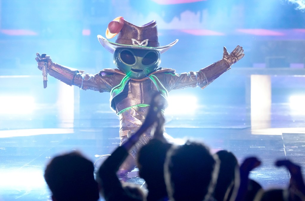 Space Ranger apporte la première couverture de Taylor Swift à `` Masked Singer '' juste avant sa sortie: 'Ils ne l'ont effacé qu'à cause de moi!'
