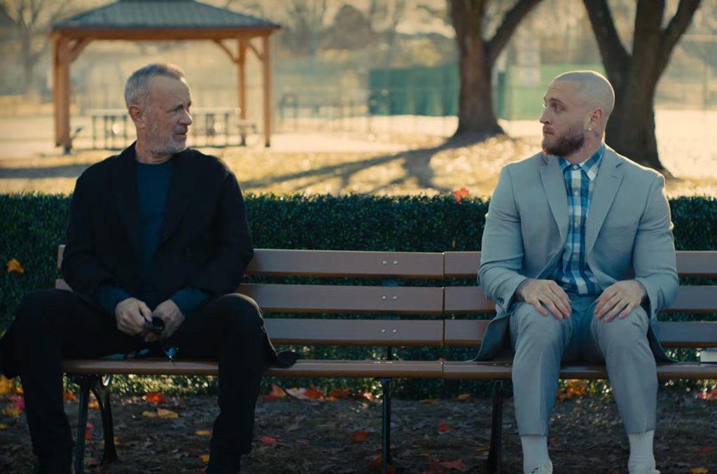 Tom Hanks aide à recréer des scènes de «Forrest Gump» dans le clip de Son Chet Hanks ''