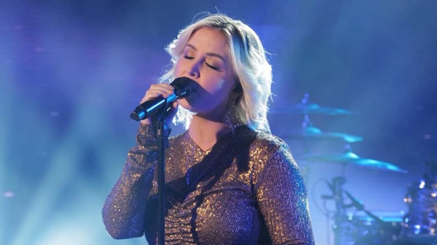 Maggie Rose enceinte éblouit dans les débuts à la télévision en fin de soirée avec `` Personne ne sortira vivant '' sur «Kimmel»