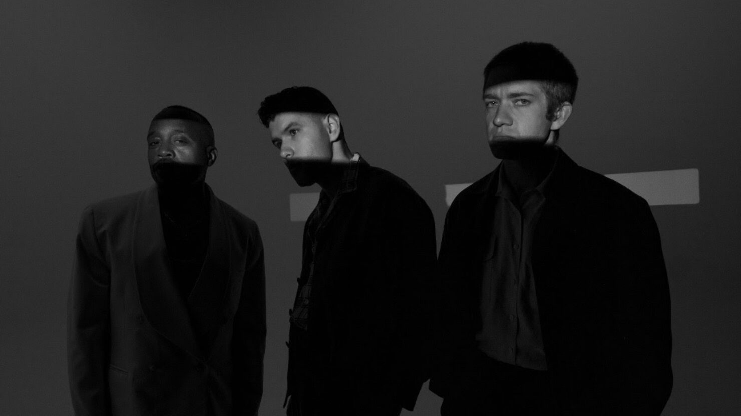 Durand Jones et les indications annoncent les dates de la tournée en 2025 et partagent «Flower Moon» Single