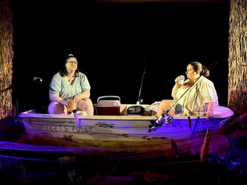 À la dérive de façon vivante dans `` Le Golfe '', Opposites attire, au Nova Nightsky Theatre