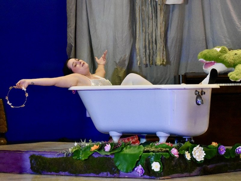 `` Drowning Ophelia '' de Shakespeare Opera Theatre est un festin narratif pour les sens