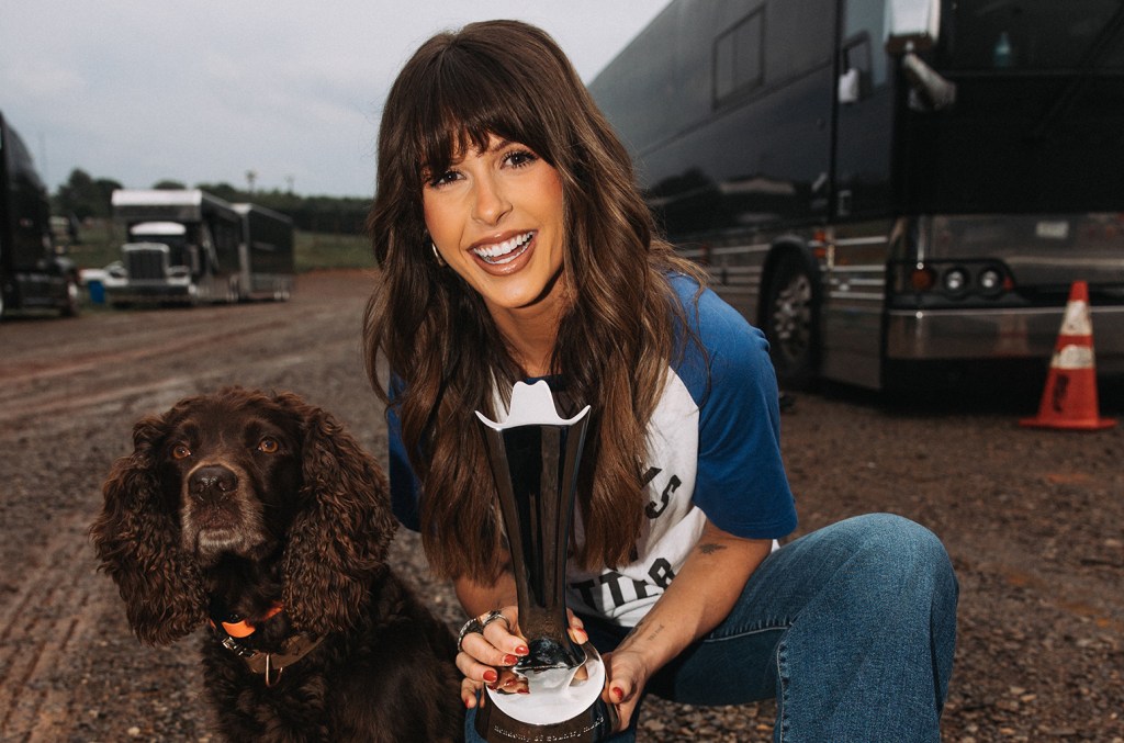 Ella Langley Nommé la nouvelle artiste féminine de l'année des ACM Awards