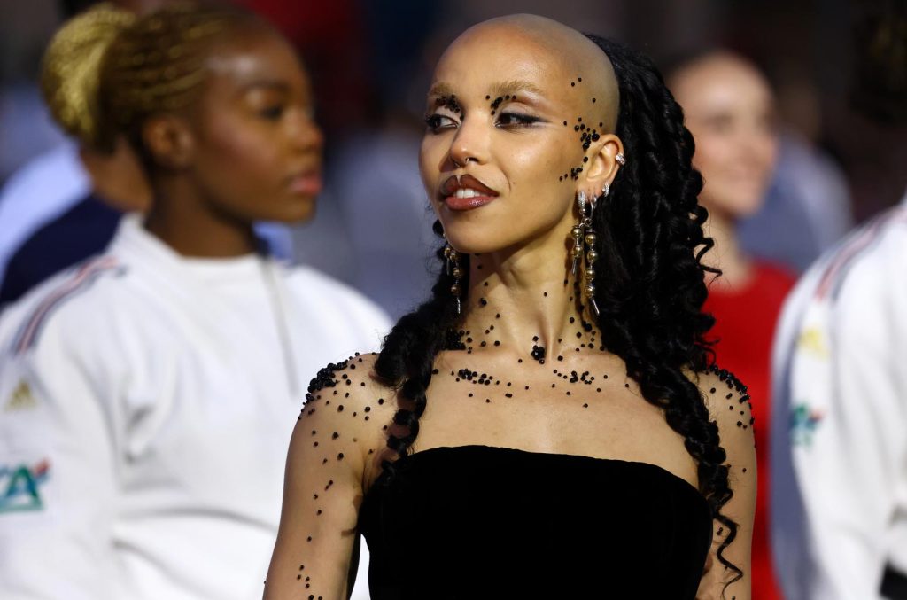 FKA Twigs doit abandonner Coachella, annuler les dates de la tournée nord-américaine en raison des problèmes de visa: «Je suis dévasté»