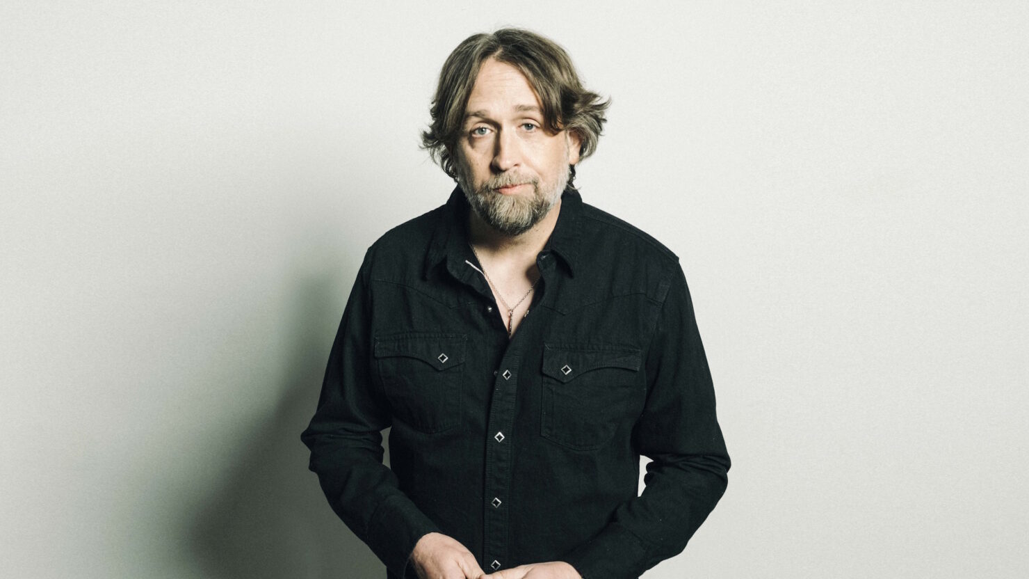 Hayes Carll annonce une tournée d'automne à l'appui du nouvel album «Nous sommes seulement humains»