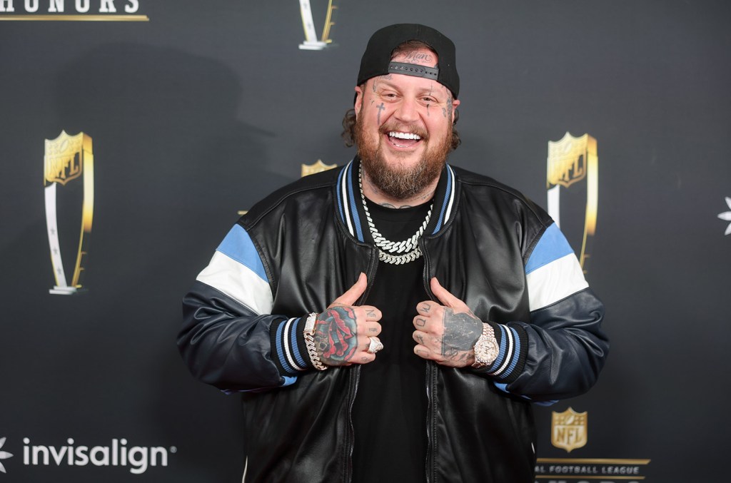 Jelly Roll est proche de son objectif de poids pour faire `` toutes les choses amusantes '': le parachutisme, la conduite d'un taureau et la lutte d'un alligator