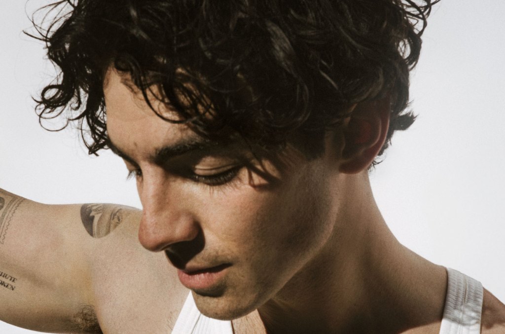 Joe Jonas détaille le nouveau «Heart by Heart» Single et reprenant son voyage en solo 15 ans plus tard: «Cela devait venir de ma voix»