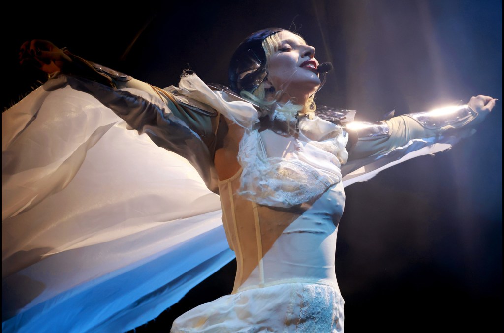 L'ensemble de la tête d'affichage de Coachella de Lady Gaga était un commentaire de génie sur la renommée