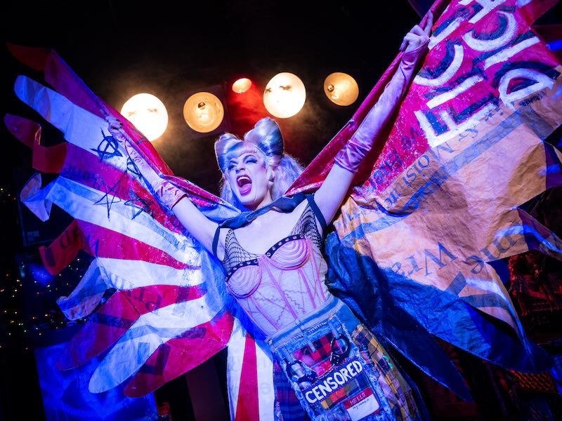 La signature célèbre le glam-punk, le hard-rock `` Hedwig et le pouce en colère ''