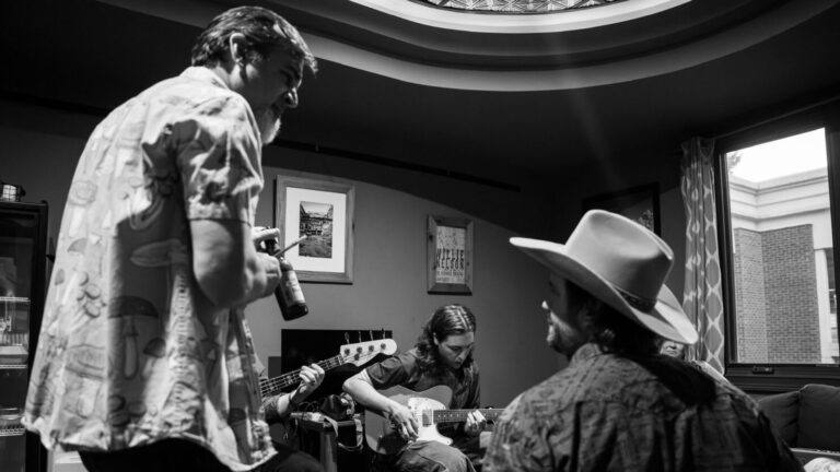 Le pays cosmique de Daniel Donato accueille la percussionniste Jose Rivera pour un concert de théâtre de Géorgie presque entier